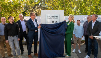 Umweltministerin Thekla Walker und mehrere Teilnehmende bei der Inbetriebnahme des Wärmenetzes Vaihingen-Nord im Rahmen der KLIMA.LÄND.TAGE 2025.