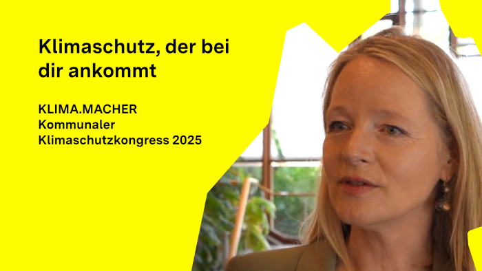 Umweltministerin Thekla Walker spricht beim Kommunalen Klimaschutzkongress Baden-Württemberg 2025 und blickt seitlich in die Kamera.