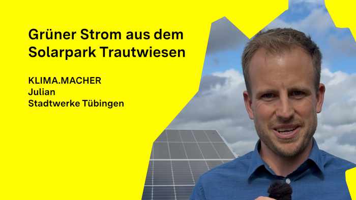 Julian Klett, Stadtwerke Tübingen, steht im Solarpark und spricht über das Projekt.
