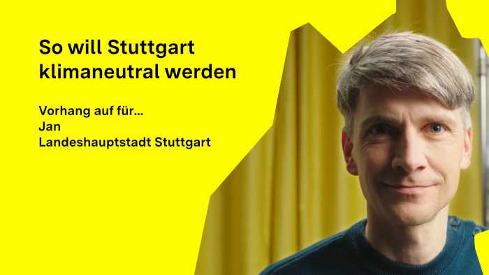Jan Kohlmeyer von der Stadt schaut in die Kamera, im Hintergrund ist ein Vorhang zu sehen.