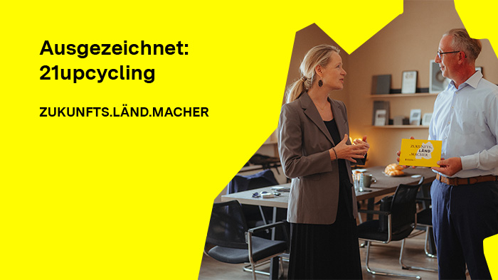 Umweltministerin Thekla Walker (links) hat die 21upcycling GmbH & Co. KG am 7. Juli 2025 als „ZUKUNFTS.LÄND.MACHER“ geehrt und überreichte Geschäftsführer Christian Wegmann die Auszeichnung.