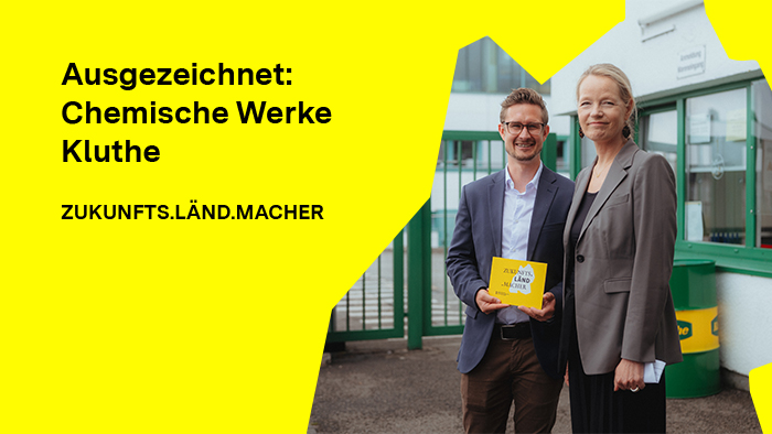 Ministerin Thekla Walker (Mitte) hat das Unternehmen als ZUKUNFTS.LÄND.MACHER geehrt und überreichte Julian Senn (Sustainability & Communications Manager) die Auszeichnung.