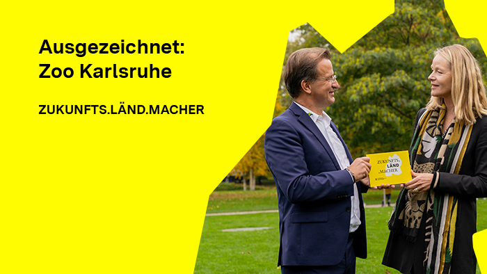 Umweltministerin Thekla Walker (rechts) hat den Zoologische Stadtgarten Karlsruhe als ZUKUNFTS.LÄND.MACHER geehrt und überreichte Zoodirektor Professor Dr. Matthias Reinschmidt die Auszeichnung.