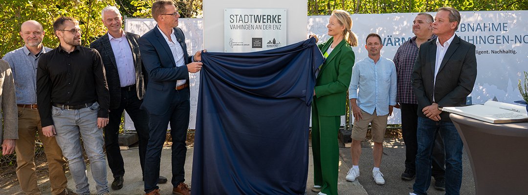 Umweltministerin Thekla Walker und mehrere Teilnehmende bei der Inbetriebnahme des Wärmenetzes Vaihingen-Nord im Rahmen der KLIMA.LÄND.TAGE 2025