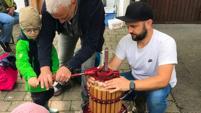 Aktionstag Streuobstwiese und Apfelsaftpressen beim Wirthshof AKTIV in Markdorf beim Bodensee.