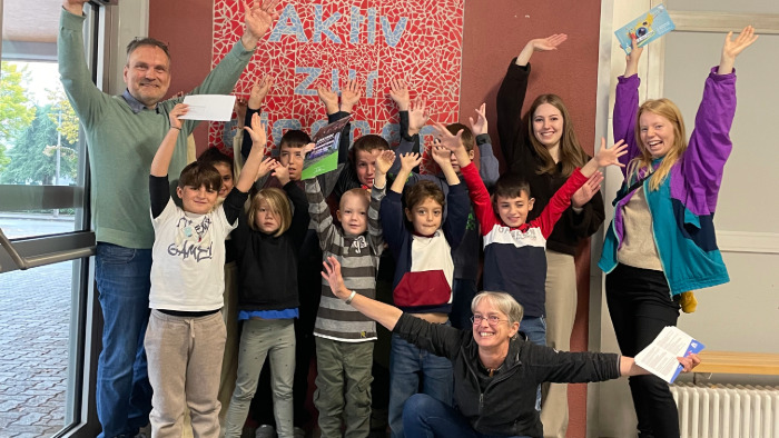 Die Schülerinnen und Schüler der Eichendorff Schule freuen sich über die Prämie für das Sammeln von Müll am CleanUp-Day.
