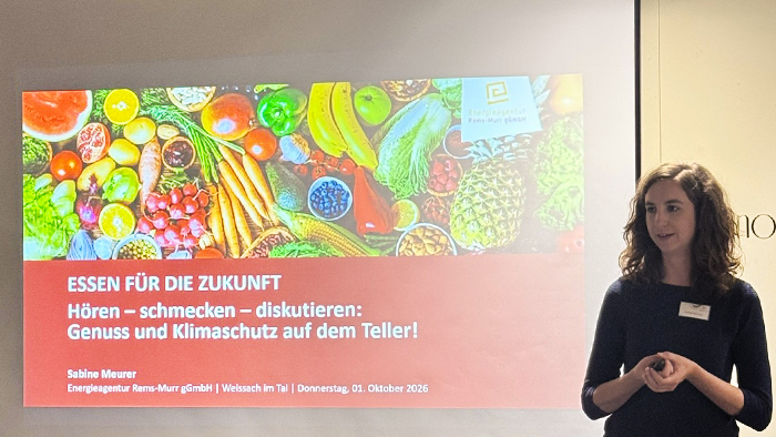 Referentin steht auf der Bühne und hält den Vortrag „Essen für die Zukunft"