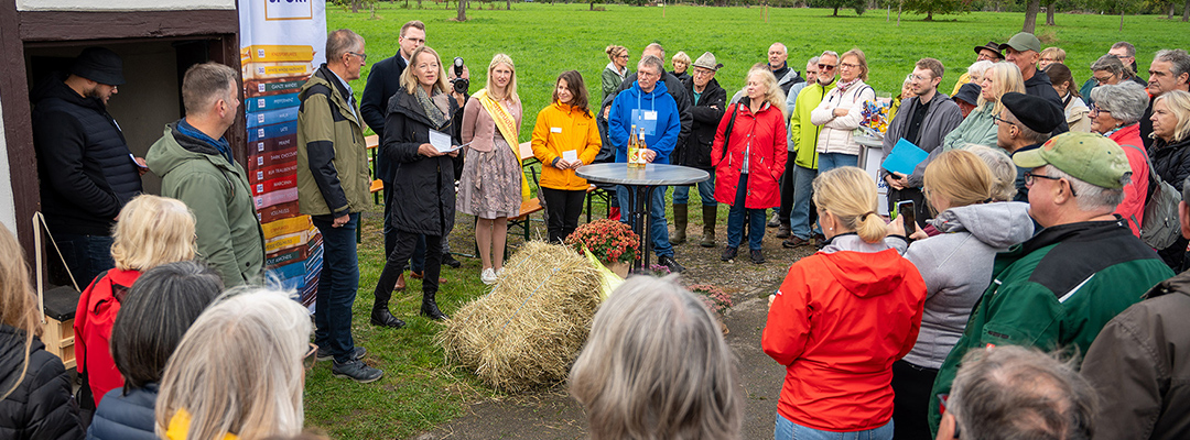 Umweltministerin Thekla Walker, Landrat vom Landkreis Böblingen Roland Bernhard und viele Besucher nehmen an der Eröffnung eines Streuobstwiesen-Lehrpfades im Rahmen der Klimaländetage teil.