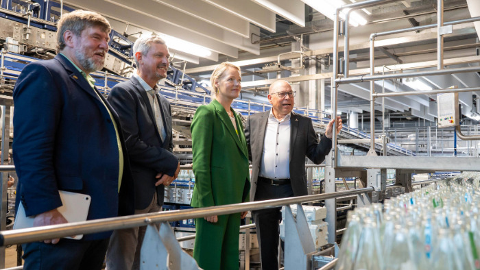 Umweltministerin Thekla Walker besucht die Produktionshalle Ensinger im Rahmen der KLIMA.LÄND.TAGE 2025.