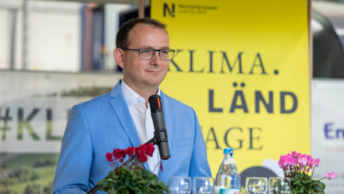 Die offizielle Eröffnung der KLIMA.LÄND.TAGE fand bei der Ensinger Mineralheilquellen GmbH durch Umweltministerin Thekla Walker, Jürgen Janssen, Generalsekretär der Geschäftsstelle Rates für Nachhaltige Entwicklung (RNE) und Frank Lehmann, den Geschäftsführer von Ensinger statt.