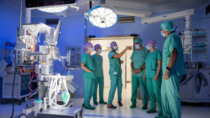 Staatssekretär Andre Baumann im OP-Saal der Universitätsklinik Heidelberg.