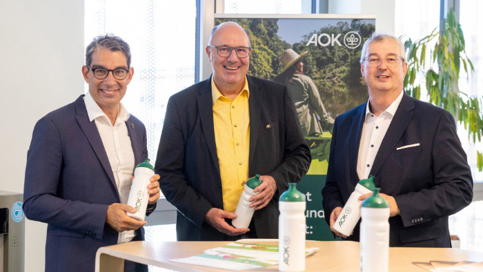 Staatssekretär Andre Baumann steht am Stand der AOK Wiesloch-Walldorf, die ihre ReFill Aktion vorstellen.