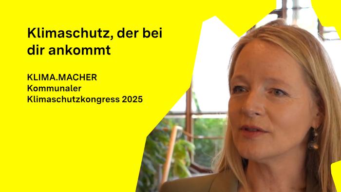 Umweltministerin Thekla Walker spricht beim Kommunalen Klimaschutzkongress Baden-Württemberg 2025 und blickt seitlich in die Kamera.