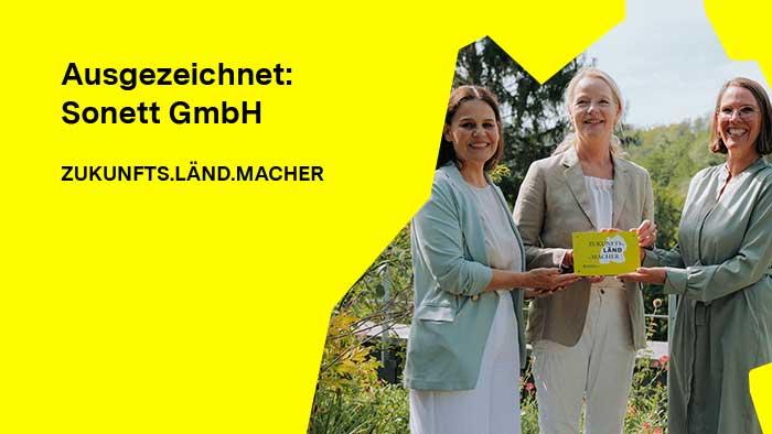 Ministerin Thekla Walker überreichte den Sonett-Geschäftsführerinnen Kerstin Schramm (links) und Rebecca Kramer (rechts) die Auszeichnung „ZUKUNFTS.LÄND.MACHER“.